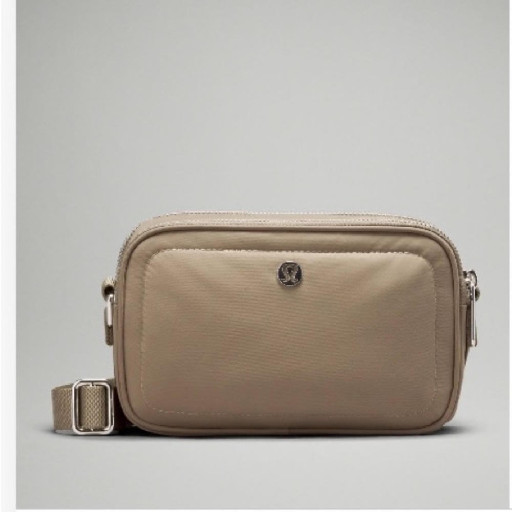 lululemon athletica Beige womans camera bag 2L